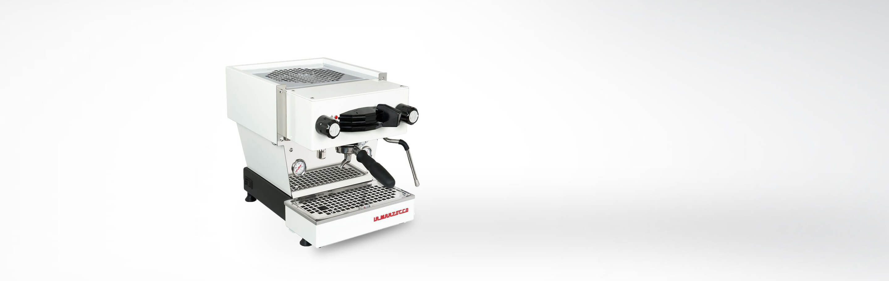 Weiße Espressomaschine mit Siebträger und Dampfdüse vor weißem Hintergrund