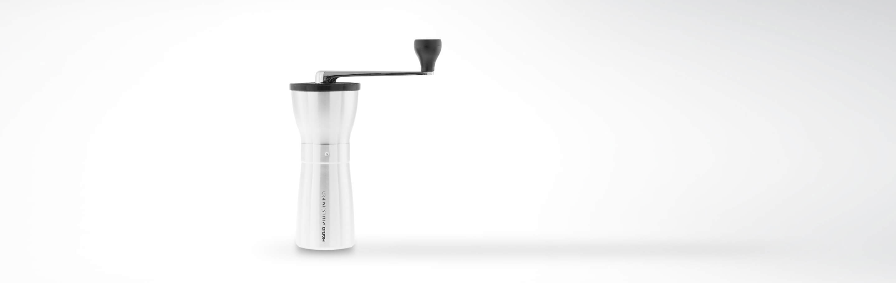 Silberne Handkaffeemühle mit Kurbel, Modell Hario Mini-Slim Pro, auf weißem Hintergrund