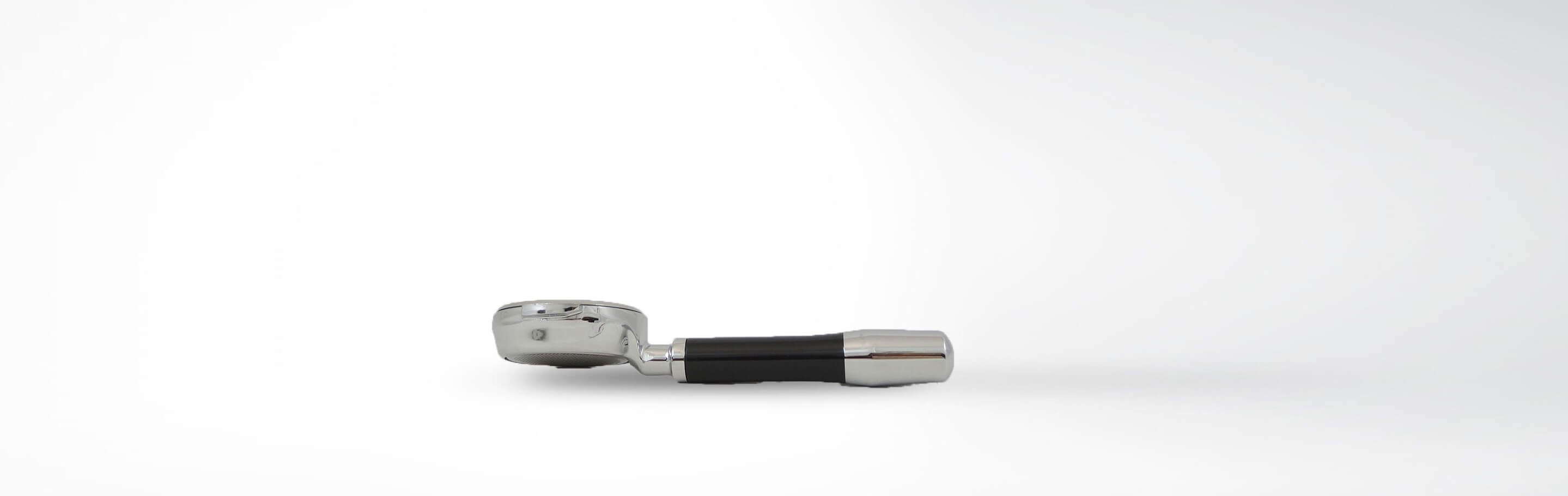 Silberner Portafilter mit schwarzem Griff für Espressomaschinen auf weißem Hintergrund