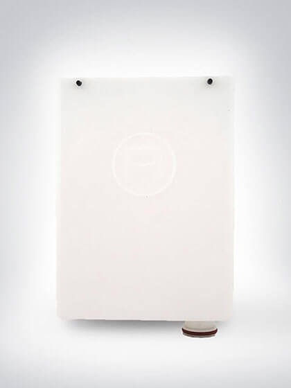 Weißer rechteckiger Wasserbehälter aus Kunststoff mit zwei Befestigungspunkten an der Oberseite und einem Abfluss an der Unterseite