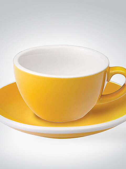 Gelbe Kaffeetasse mit passender Untertasse, ideal für den morgendlichen Kaffee