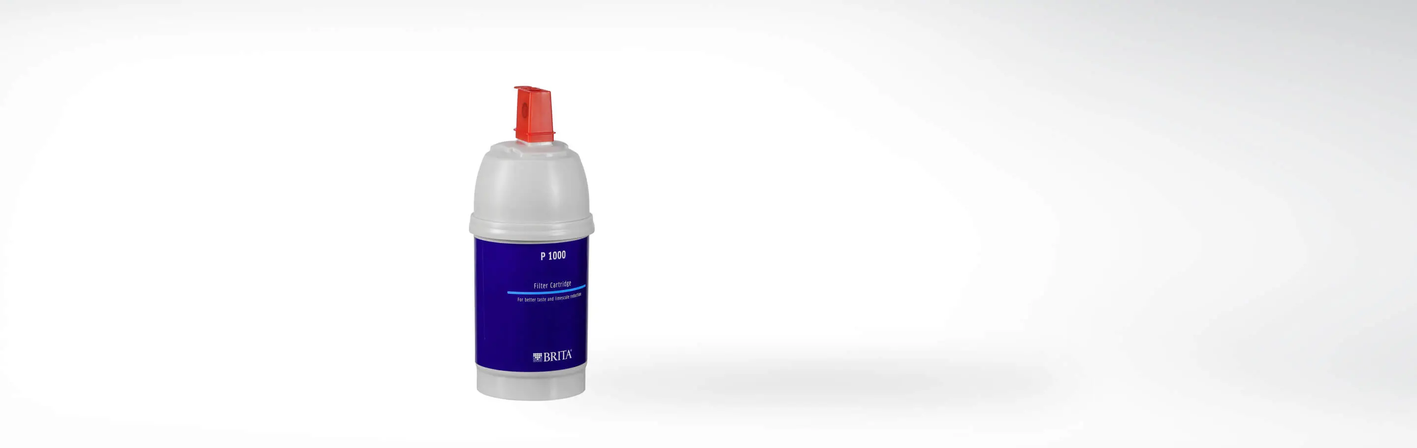 Eine BRITA P 1000 Filterkartusche mit rotem Auslauf, geeignet für bessere Geschmacks- und Geruchsresultate beim Filtern von Wasser.