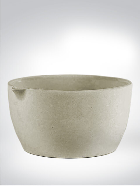 Kleine graue Keramikschale auf weißem Hintergrund