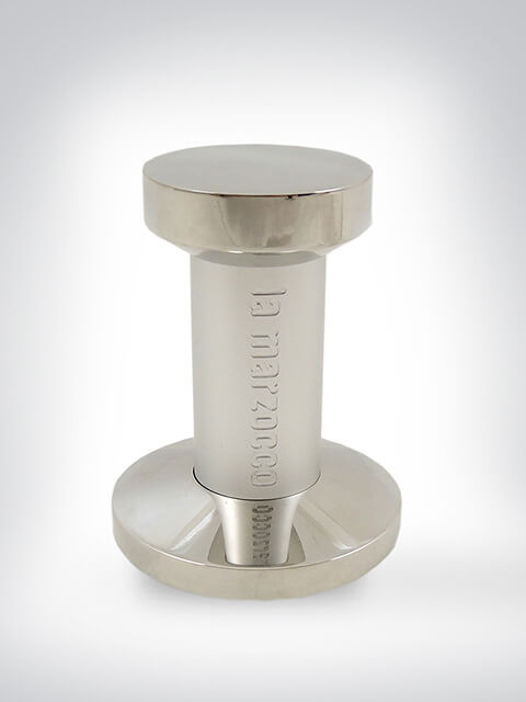 Ein glänzender Edelstahl-Tamper von La Marzocco, ideal zum Festdrücken von Kaffeepulver im Siebträger.