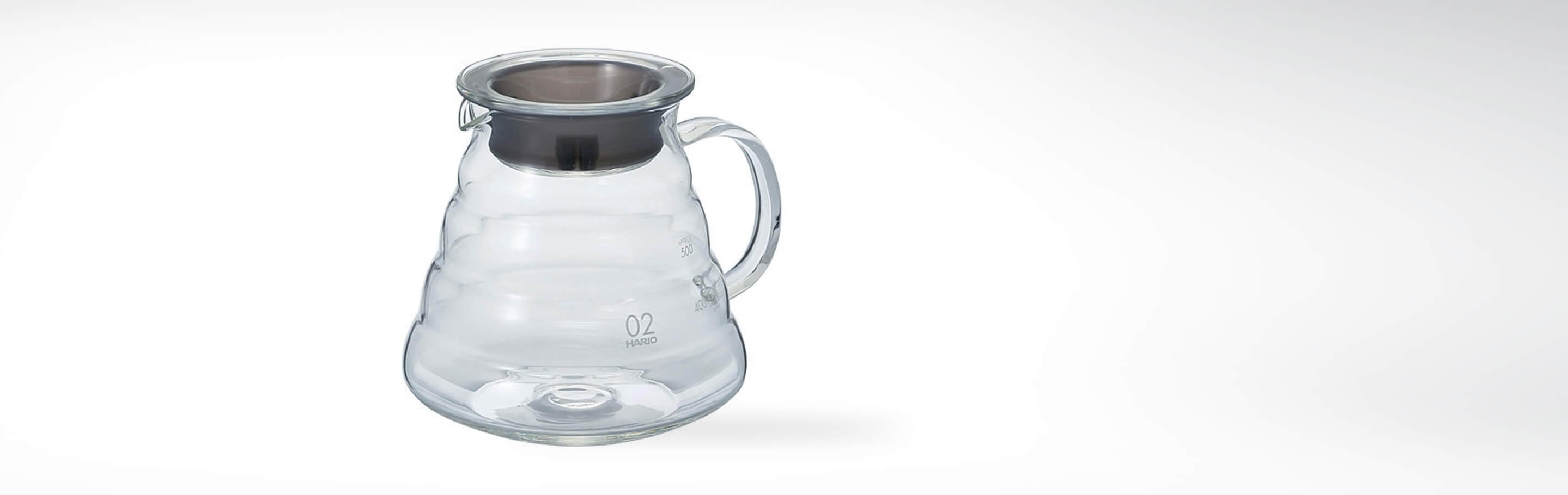 Hario V60 Servierkanne aus Glas mit Edelstahl-Deckel und einem Fassungsvermögen von 600ml, ideal für die Kaffeezubereitung.