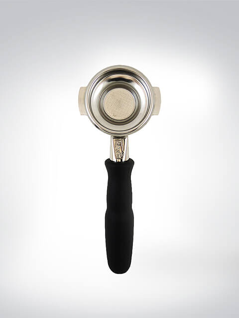 Siebträger mit schwarzem Griff für die Verwendung in einer Espresso-Maschine