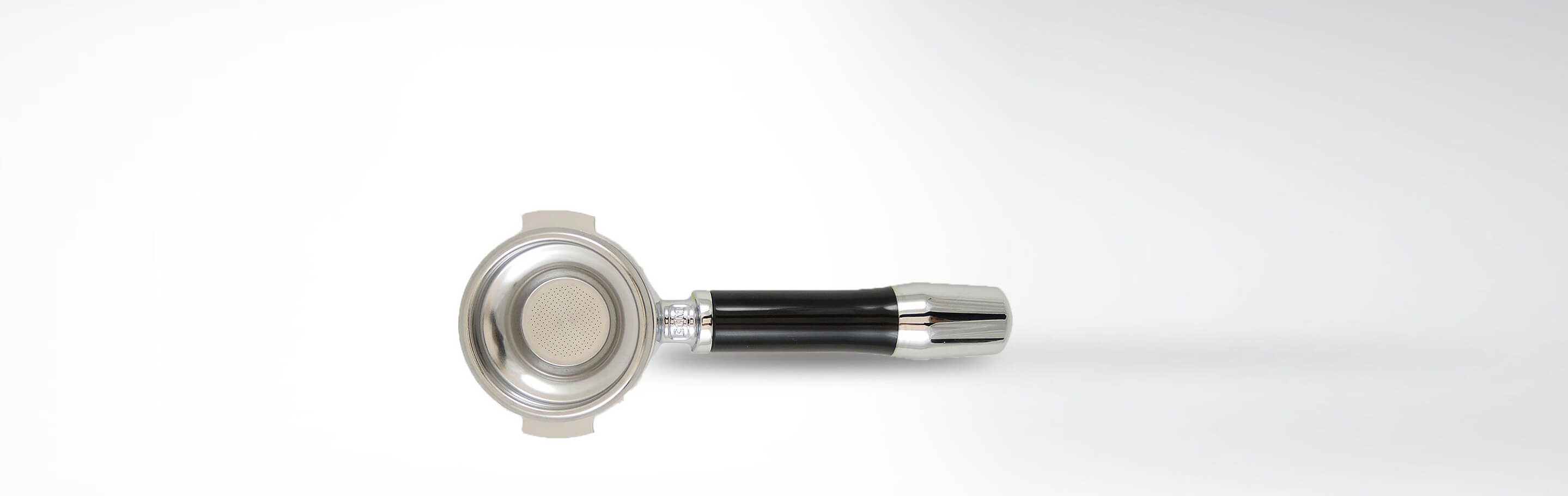 Abbildung eines hochwertigen Siebträgers aus Edelstahl für Espressomaschinen mit schwarzem Griff auf weißem Hintergrund