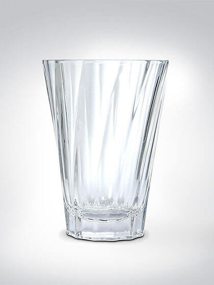 Elegantes, klares Trinkglas mit facettiertem, modernem Design