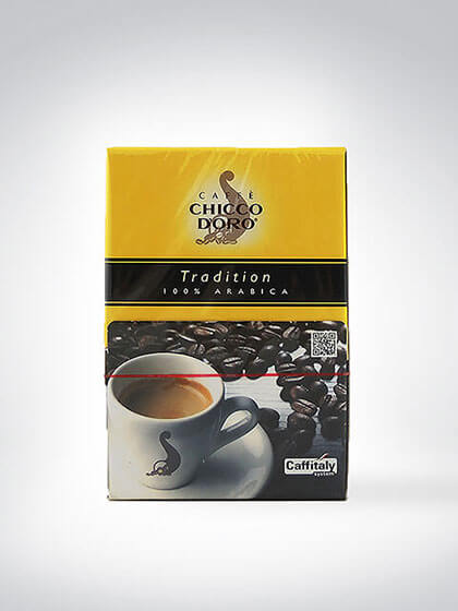 Packung Chicco d'Oro Kaffee Tradition 100% Arabica mit Kaffeetasse und Bohnen auf hellem Hintergrund