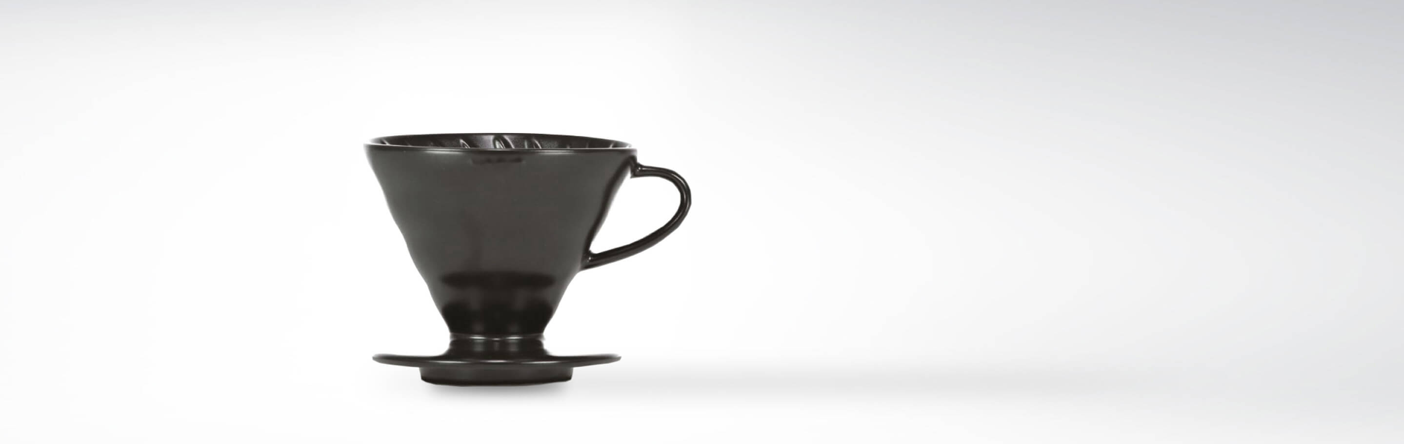 Ein schwarzer Keramik-Kaffeefilter vor einem weißen Hintergrund.