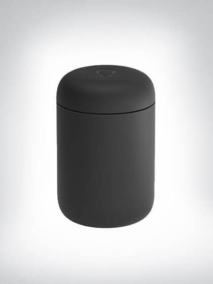 Schwarzer, zylindrischer Abfalleimer mit Deckel für das Badezimmer
