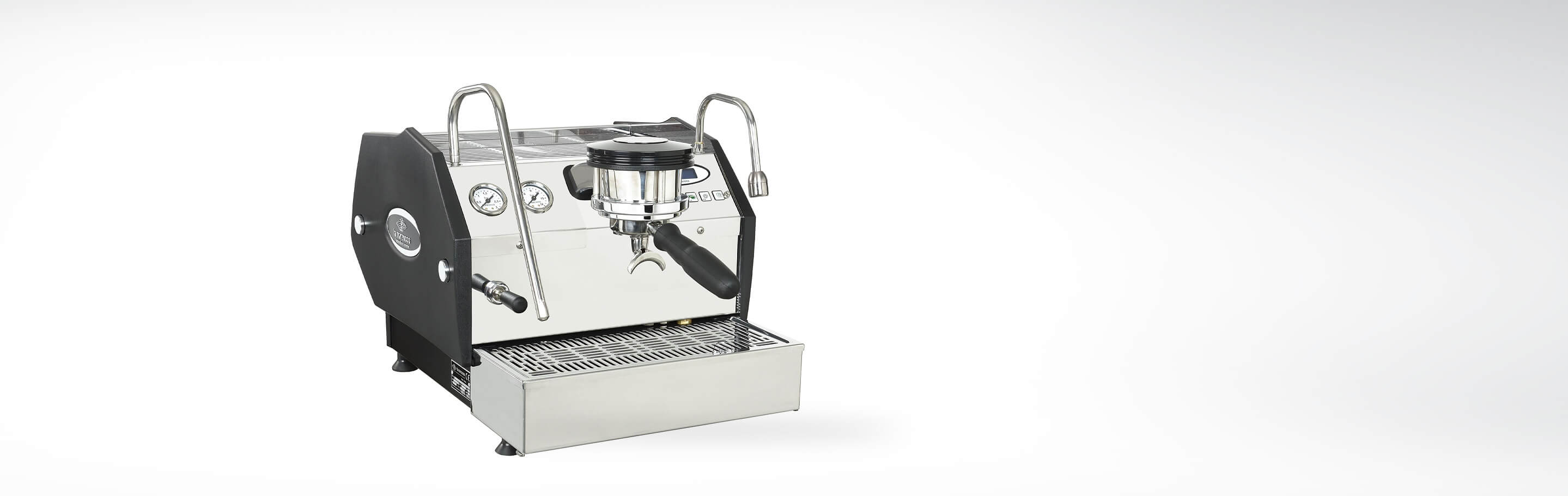 Moderne Espressomaschine mit zwei Dampfdüsen und Druckanzeige