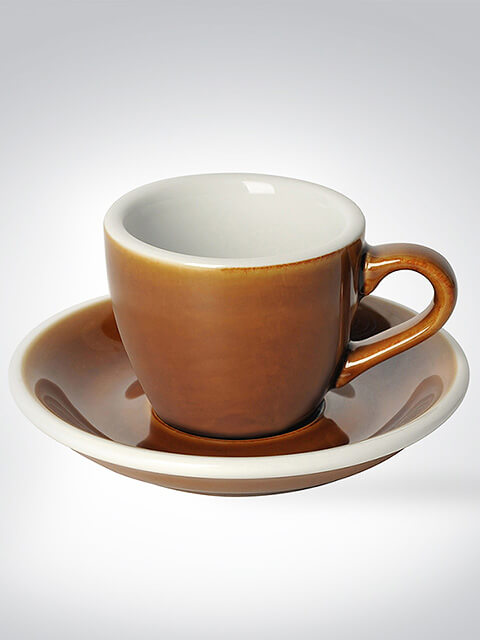 Braun-weiße Espressotasse mit passender Untertasse