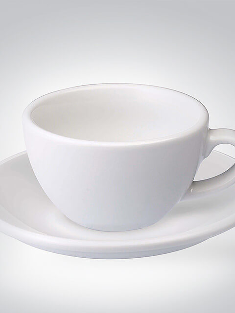 Weiße Porzellantasse auf passender Untertasse, schlichtes Design