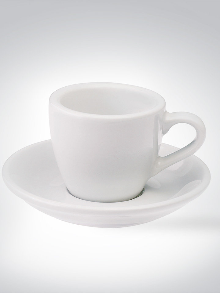 Weiße Espressotasse aus Porzellan mit passendem Unterteller auf hellem Hintergrund