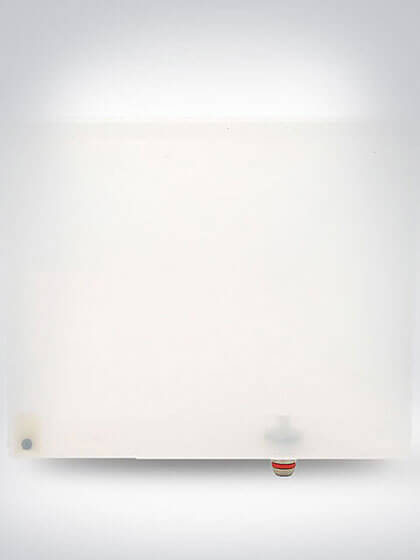 Eine quadratische, transparente Kunststoffbox mit einem kleinen Verschluss an der Unterseite, vor einem hellgrauen Hintergrund.