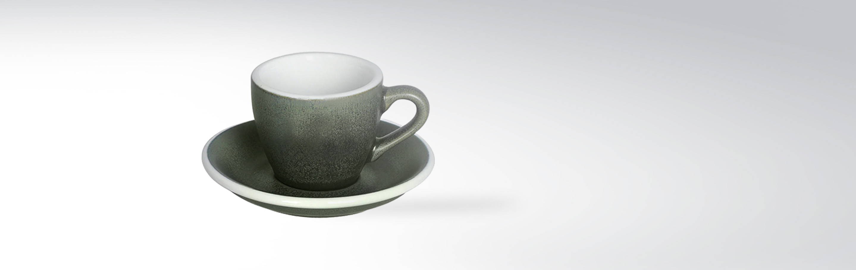 Bild einer dunkelgrauen Espressotasse mit passender Untertasse aus Keramik auf weißem Hintergrund