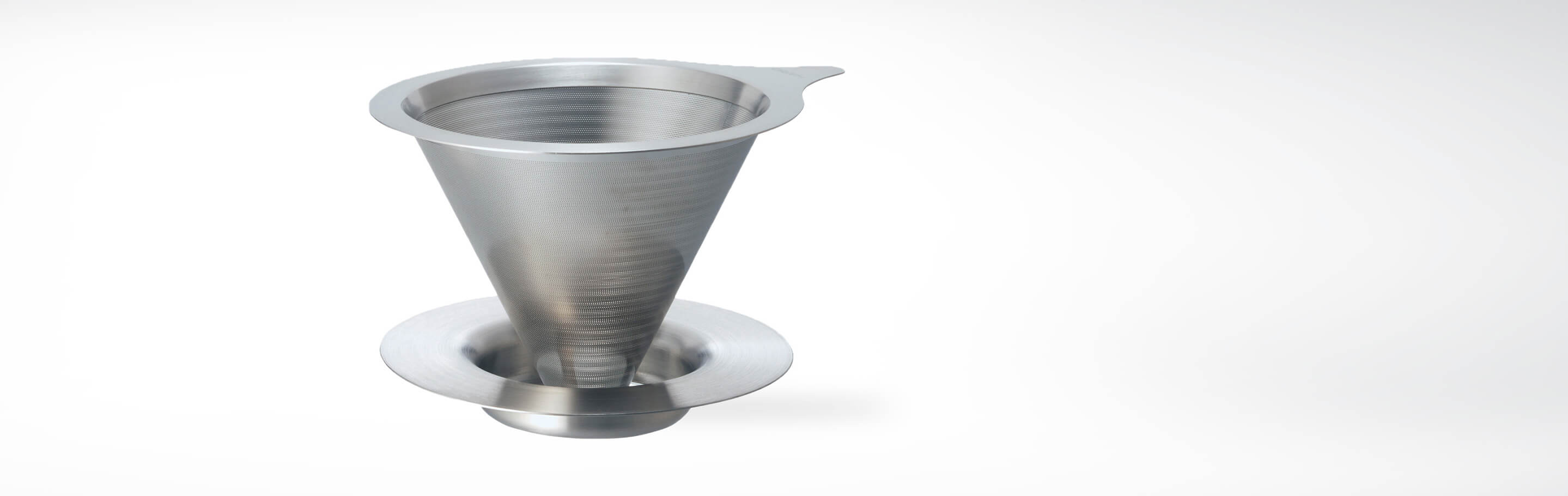 Edelstahl-Kaffeefilterhalter in konischer Form auf weißem Hintergrund