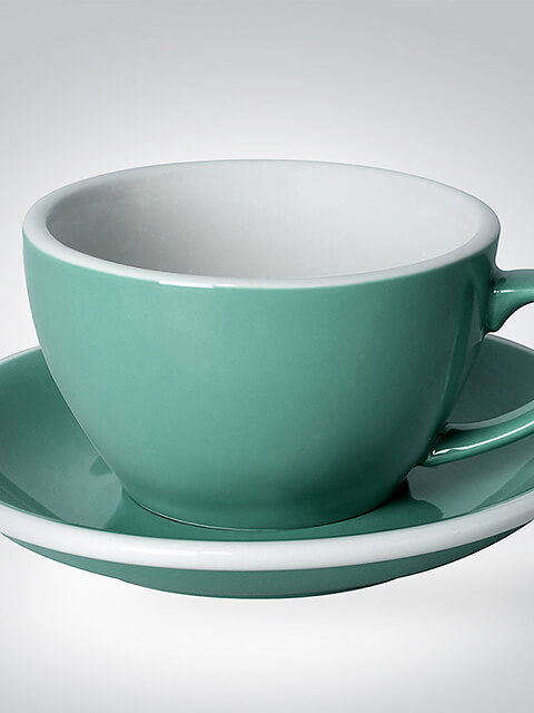 Grüne Keramik-Tasse mit passender Untertasse