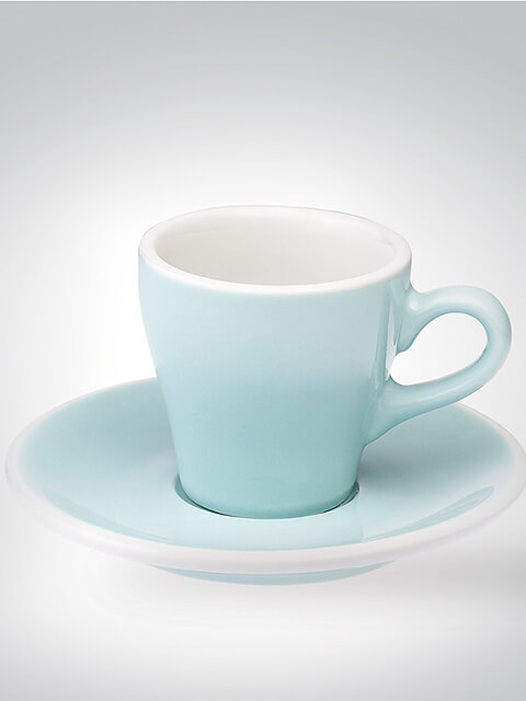 Espressotasse in Türkis mit passender Untertasse, aus Keramik gefertigt, auf weißem Hintergrund