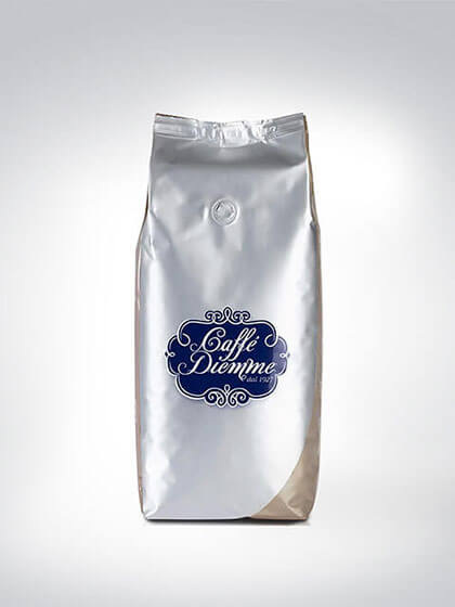 Silberne Kaffeeverpackung von Caffè Diemme, 1kg, mit blauem Logo auf der Vorderseite