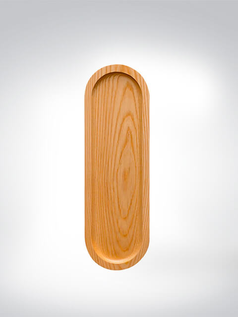 Längliches, hölzernes Tablett auf weißem Hintergrund