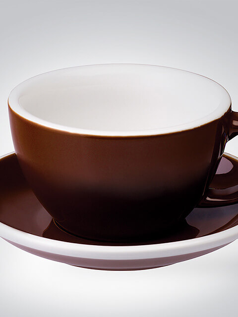 Braun-weiße Porzellan-Kaffeetasse mit passender Untertasse