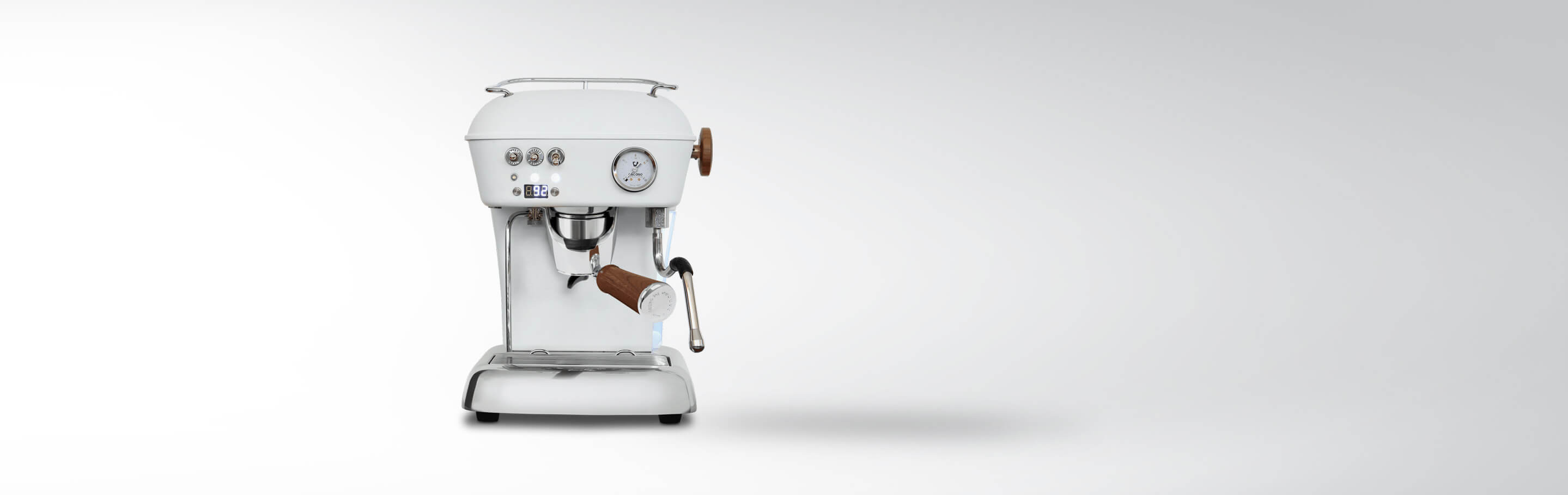 Weiße Espressomaschine mit Holzakzenten und Druckanzeige, Frontansicht