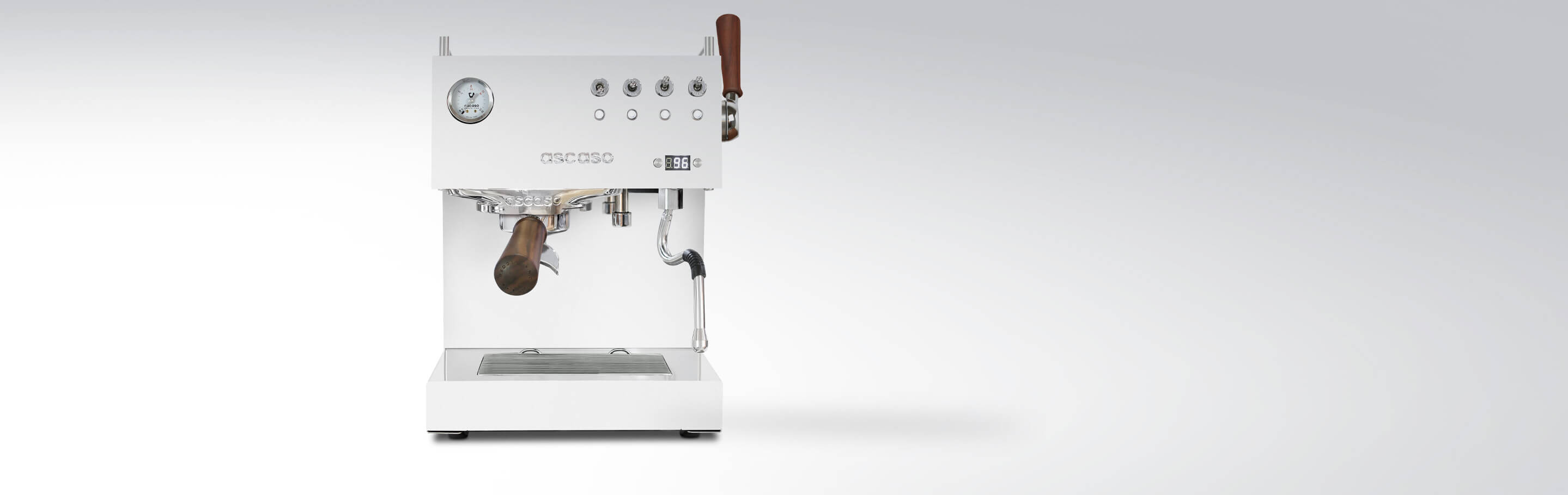 Moderne weiße Espressomaschine mit Holzelementen und einem klaren, minimalistischen Design