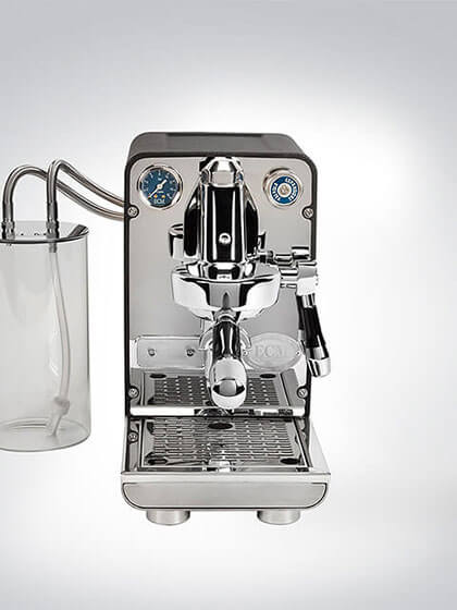 Frontansicht einer modernen Espressomaschine aus Edelstahl mit Milchaufschäumer und eleganten Bedienelementen