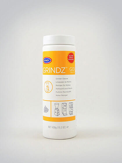 Verpackung des Grindz Kaffeemühlenreinigers in einem weißen Behälter mit orangefarbenem Etikett