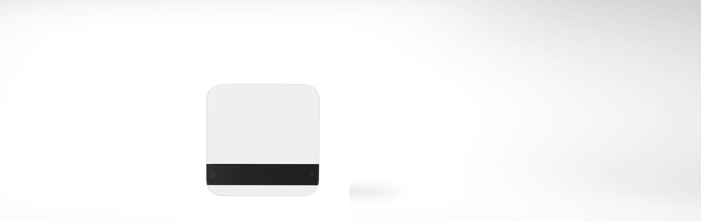 Digitale Küchenwaage mit weißer Oberfläche und schwarzem Bedienfeld auf weißem Hintergrund