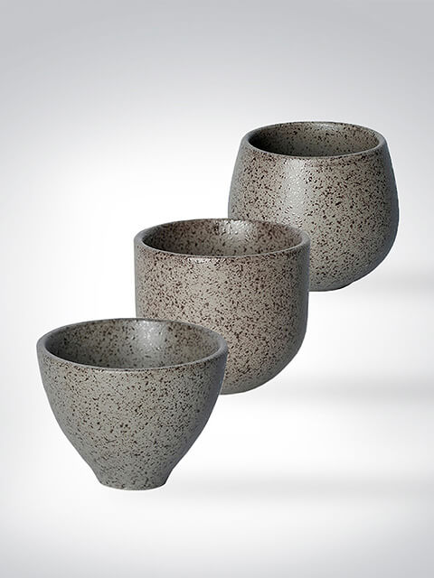 Drei graue Keramikschalen in verschiedenen Größen vor weißem Hintergrund