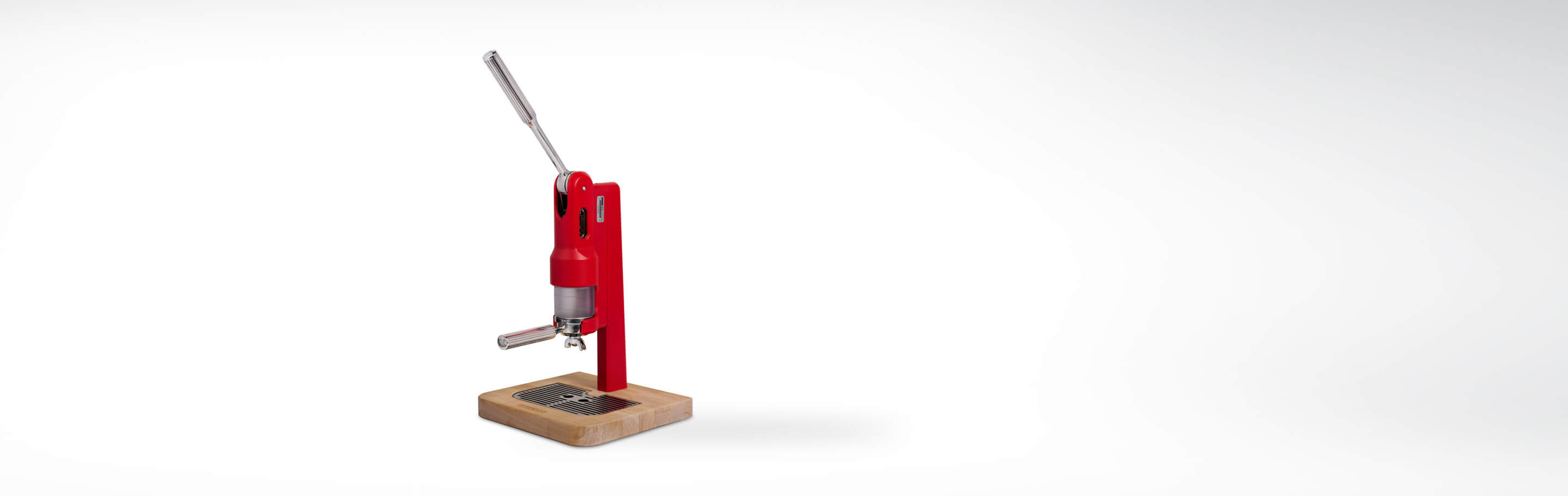 Rote manuelle Espressomaschine mit Hebel auf einem Holzstandfuß, freistehend vor weißem Hintergrund