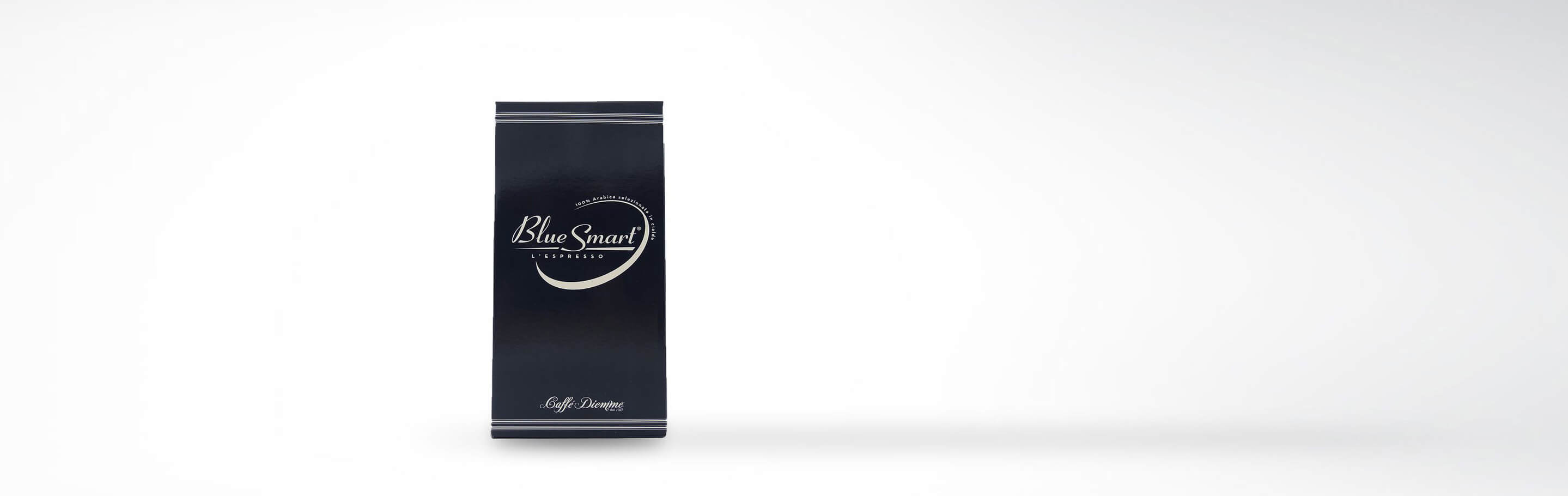 Schwarze Kaffeemischung-Verpackung mit der Aufschrift 'Blue Smart L’Espresso 100% Arabica Selection'