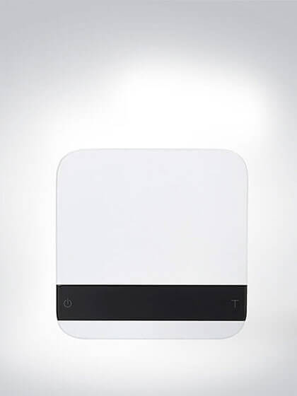 Weißes quadratisches Gerät mit schwarzer Touch-Bedienleiste und minimalistischem Design