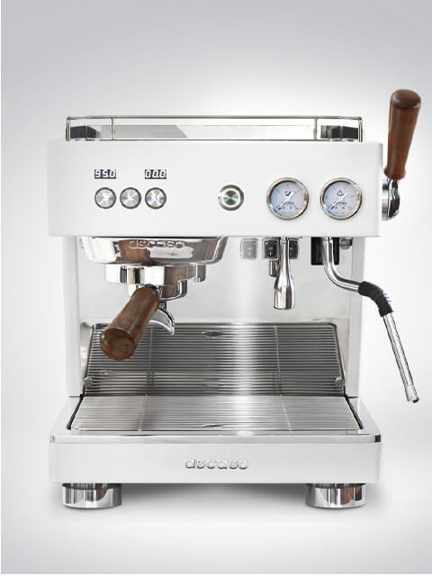 Vorderansicht einer modernen Espressomaschine aus Edelstahl mit zwei Druckanzeigen und Holzgriffen.