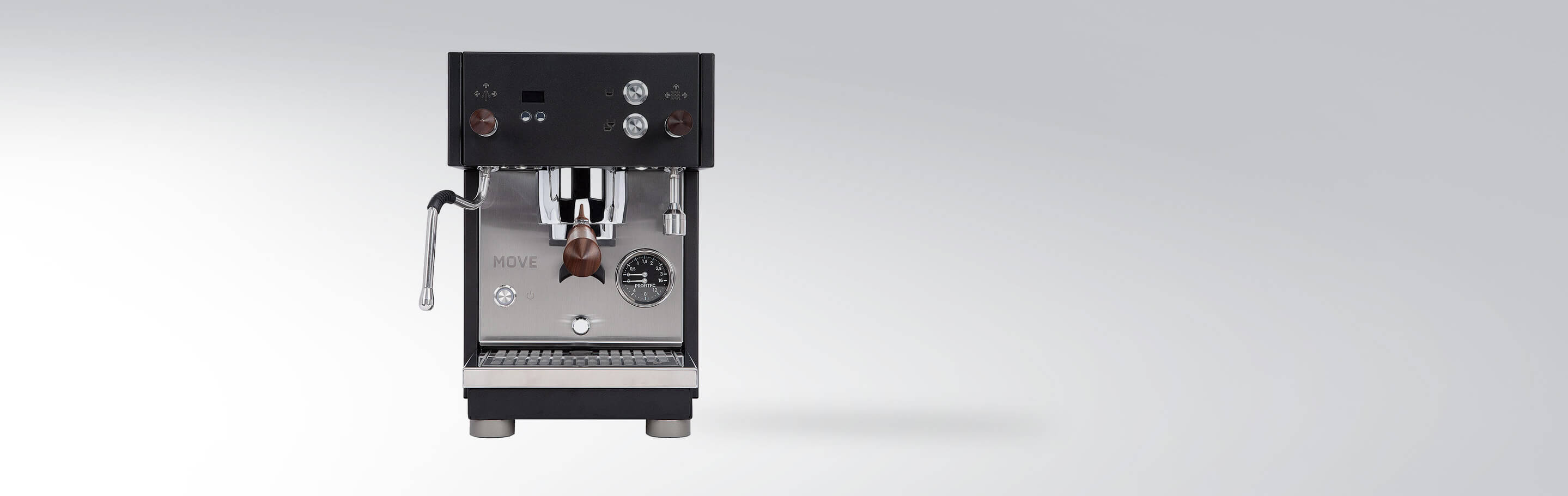 Frontansicht einer hochwertigen Espressomaschine mit schwarzem Gehäuse und Edelstahl-Elementen