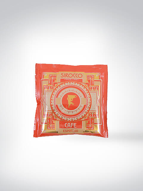 Eine rote Packung Sirocco Café Espresso mit kunstvollem Design.
