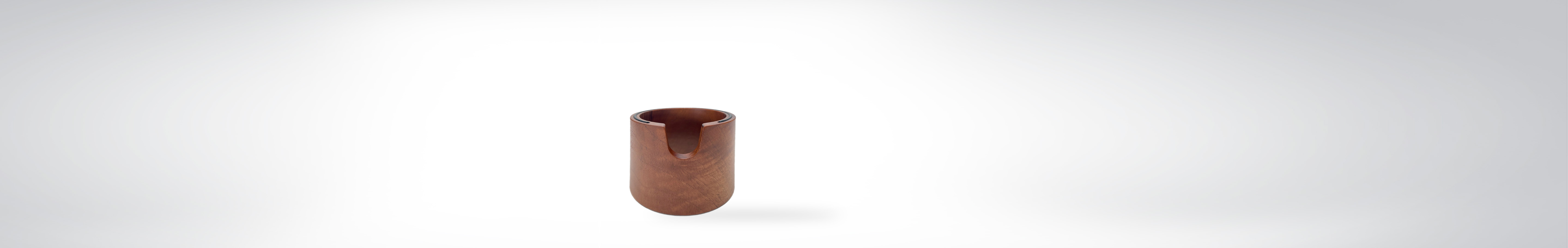 Minimalistischer Holztassenhalter auf weißem Hintergrund