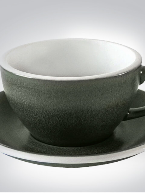 Elegante graue Kaffeetasse aus Keramik auf passender Untertasse