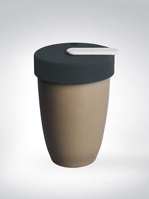 Ein stilvoller, wiederverwendbarer Thermobecher mit einem dunklen Deckel und einem Henkel. Geeignet für Heiß- und Kaltgetränke unterwegs.