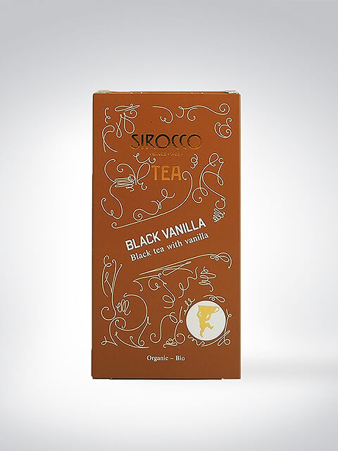Verpackung von Sirocco Black Vanilla Tee, schwarzer Tee mit Vanille-Geschmack, in einer kunstvoll gestalteten, braunen Box.