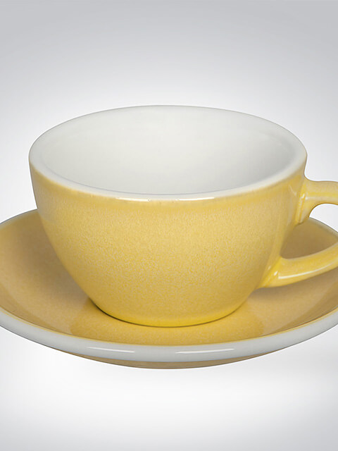 Eine gelbe Kaffeetasse mit passender Untertasse aus Keramik. Ideal für stilvolle Kaffeepausen.