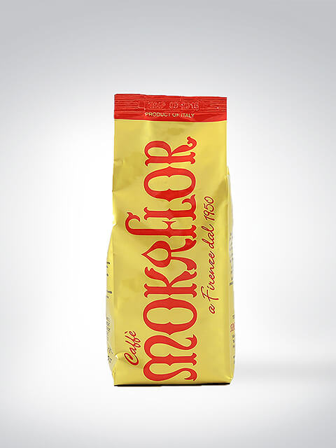 Gelbe Kaffeepackung der Marke Mokaflor mit rotem Logo, italienisches Produkt