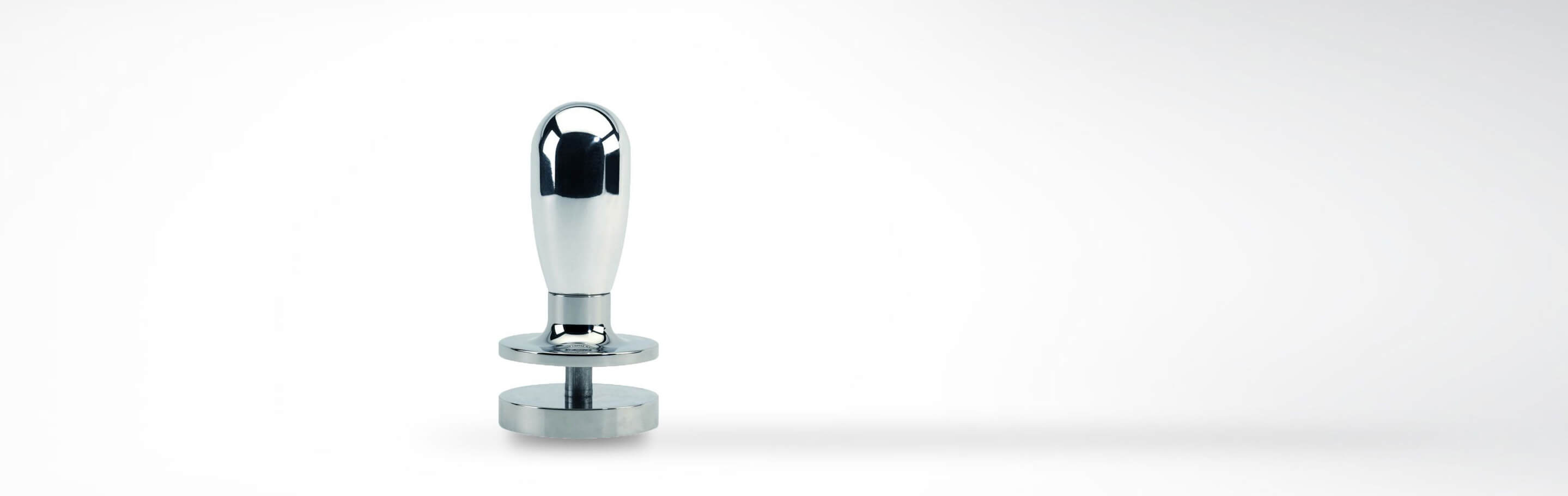 Ein glänzender Kaffeetamper aus Edelstahl auf weißem Hintergrund.