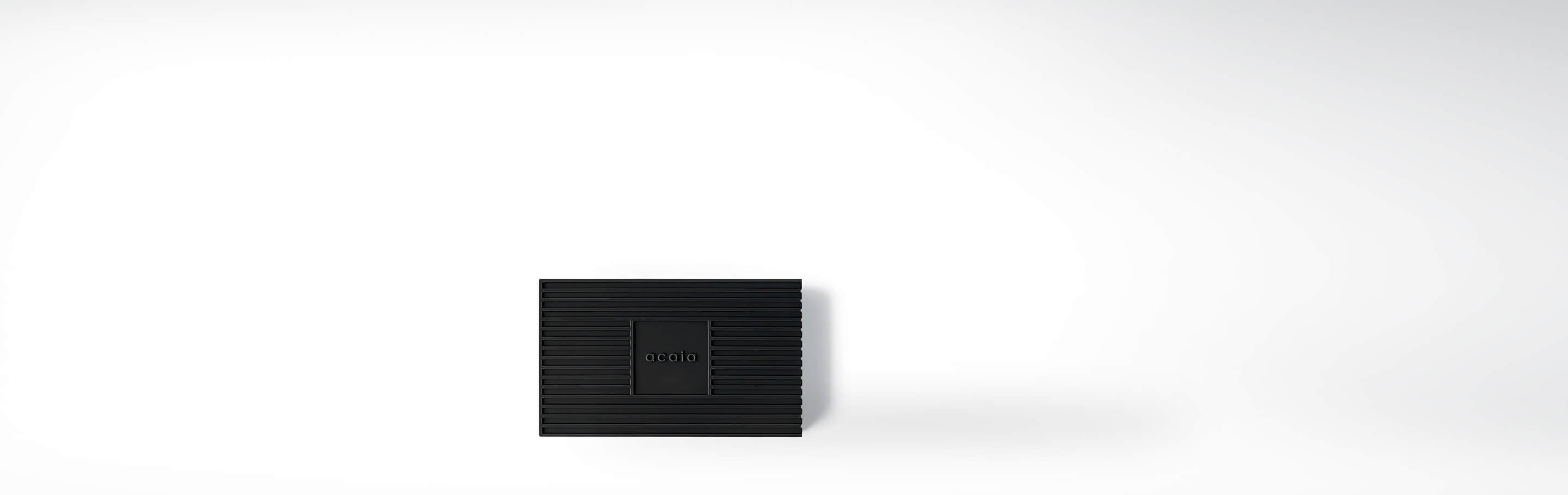 Schwarze Acaia Kaffeewaage auf weißem Hintergrund