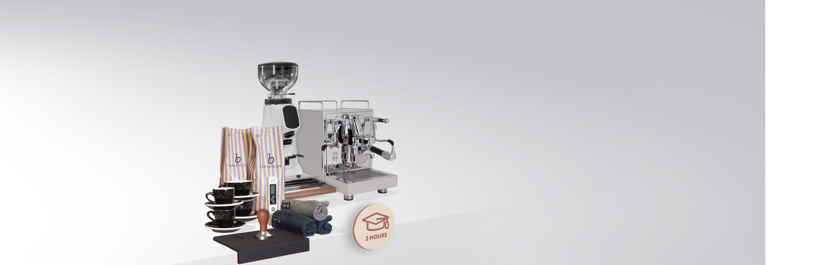 Ein komplettes Barista-Set mit Espressomaschine, Kaffeemühle, Kaffeetassen, Tamper, Kaffee und Handtüchern auf weißem Hintergrund.