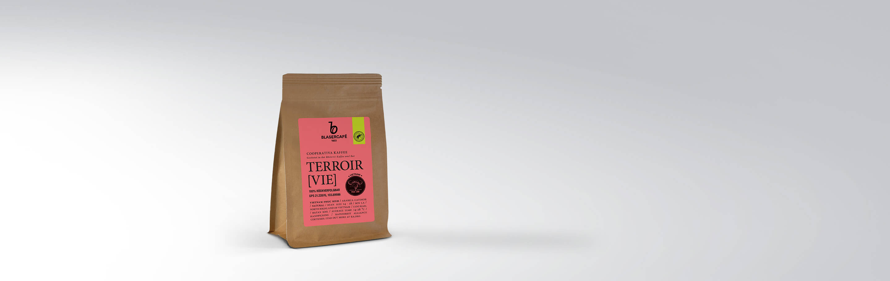 Kaffeepackung Blasercafé Terroir VIE auf hellem Hintergrund, 100% rückverfolgbarer Kaffee aus Vietnam