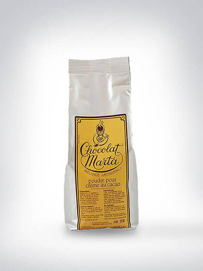 Chocolat Maté Kakaopulver in einer silbernen Verpackung mit gelbem Etikett